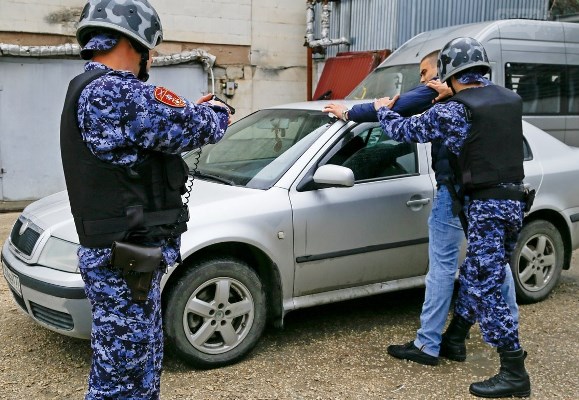 В Архангельске сотрудники Росгвардии задержали осужденного за совершение нескольких преступлений, объявленного в федеральный розыск