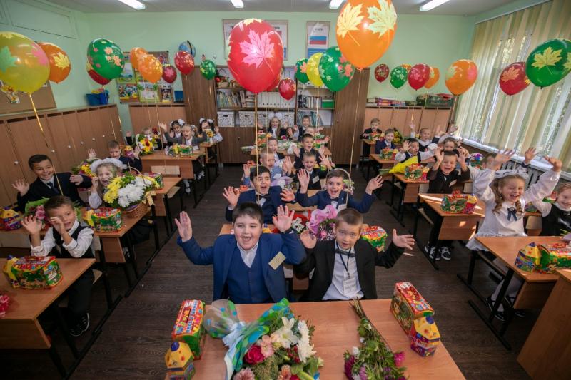 Почти 50 первоклассников из Реутова получили рюкзаки от губернатора Подмосковья