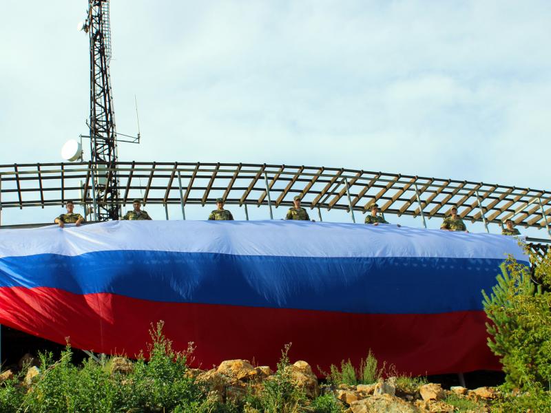В преддверии Дня флага России росгвардейцы подняли триколор на высочайшую вершину Горно-Алтайска