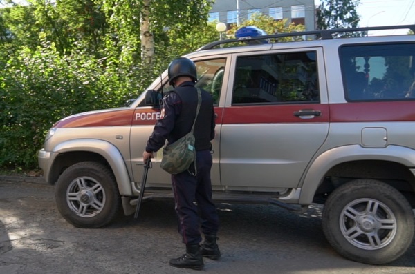 В Северодвинске сотрудники Росгвардии задержали разыскиваемый автомобиль, в который насильно посадили девушку