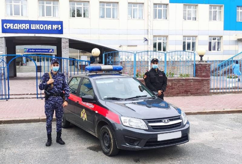 В День знаний вневедомственная охрана Югры обеспечивает охрану общественного порядка