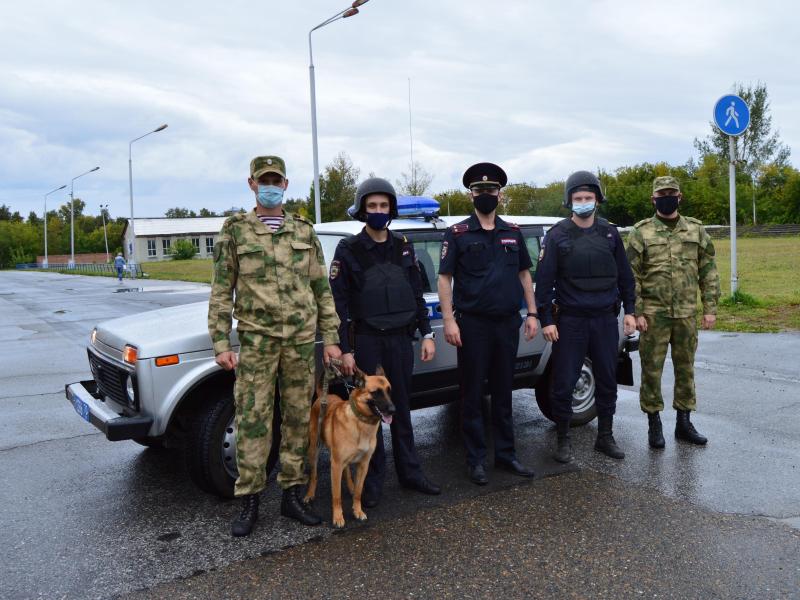 В Северске росгврдейцы и полицейские провели совместное занятие по отработке действий при совершении теракта