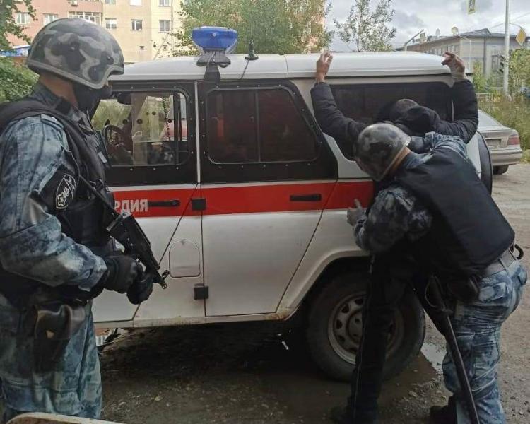 В Югре росгвардейцы задержали злоумышленника, угрожавшего посетителям банка