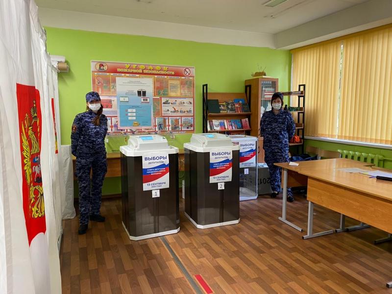 В Подмосковье сотрудники Росгвардии обеспечили безопасность избирателей в период проведения Единого дня голосования