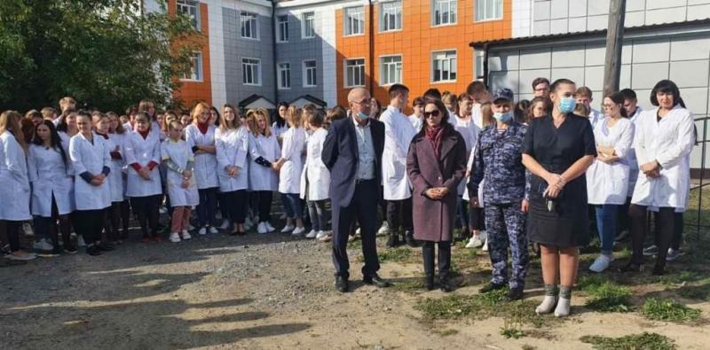 В ТЮМЕНСКОЙ ОБЛАСТИ СОТРУДНИКИ РОСГВАРДИИ ПРОВЕЛИ ПРОФИЛАКТИЧЕСКОЕ МЕРОПРИЯТИЕ В ИШИМСКОМ МЕДИЦИНСКОМ КОЛЛЕДЖЕ