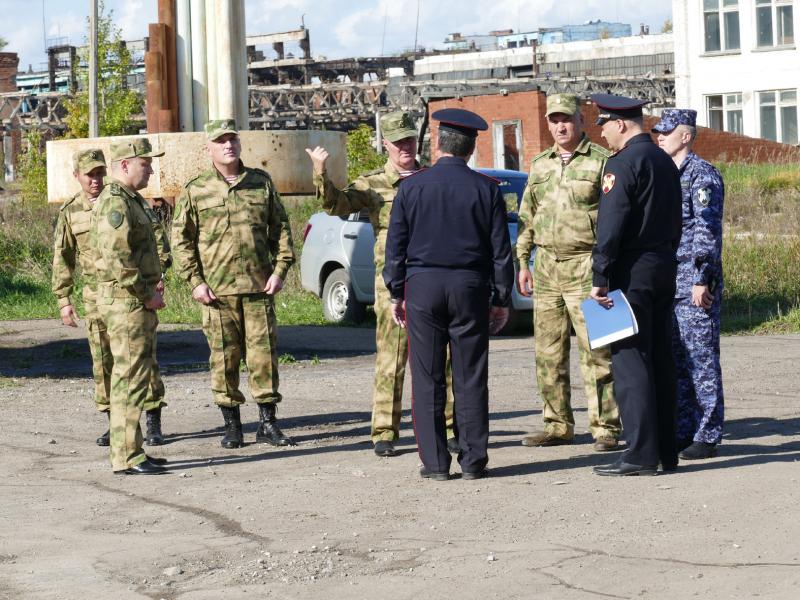 В рамках рабочего визита в Иркутскую область командующий Сибирским округом Росгвардии Николай Марков посетил охраняемую территорию «Усольехимпром»