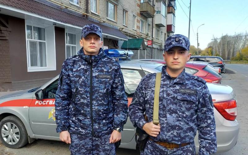 В Тюмени сотрудники Росгвардии спасли двух граждан на пожаре