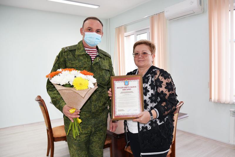 На Ямале офицер Росгвардии поздравил учителей с профессиональным праздником