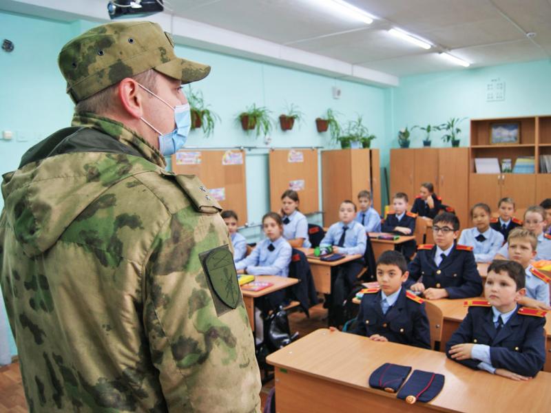 Военнослужащие Росгвардии провели для абаканских школьников урок по правилам поведения на дороге