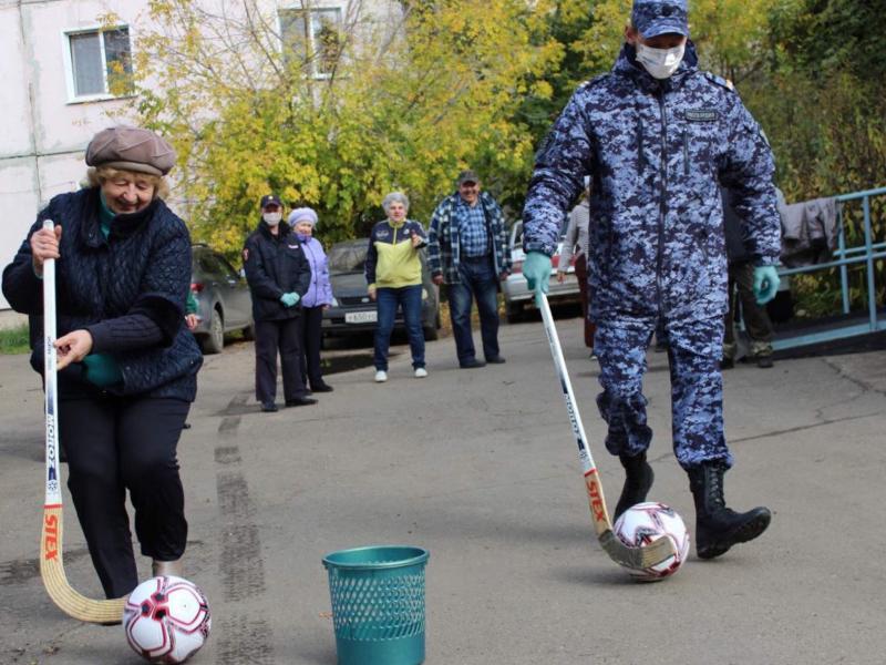 В рамках декады пожилого человека, сотрудники вневедомственной охраны Росгвардии организовали для пенсионеров города Тайшета спортивный праздник «Марафон здоровья»
