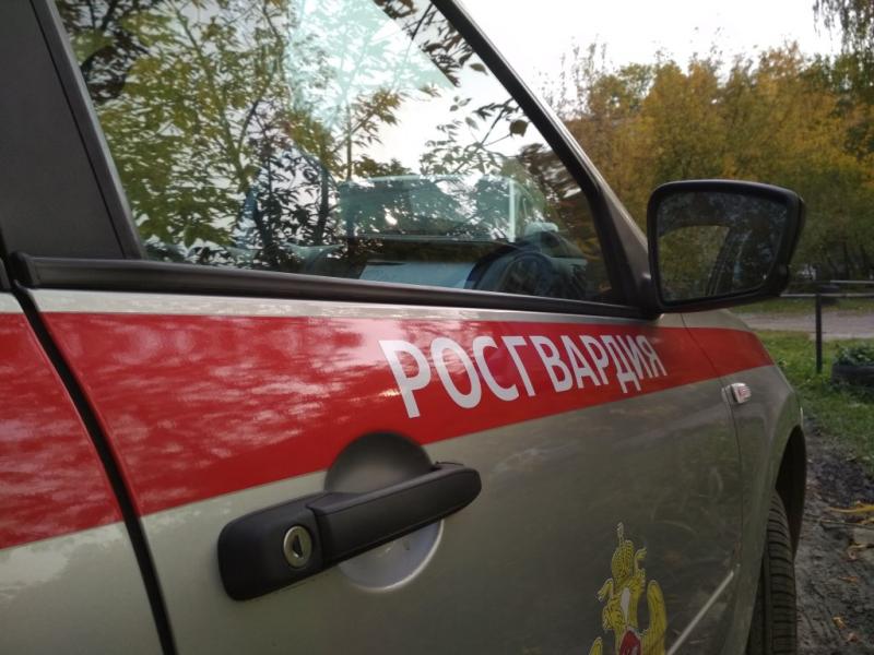 На Среднем Урале сотрудники Росгвардии задержали женщину, находящуюся в федеральном розыске