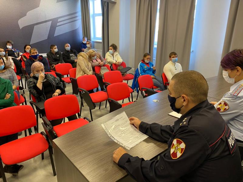 На Ямале офицеры Росгвардии провели цикл встреч с сотрудниками объектов физической культуры и спорта