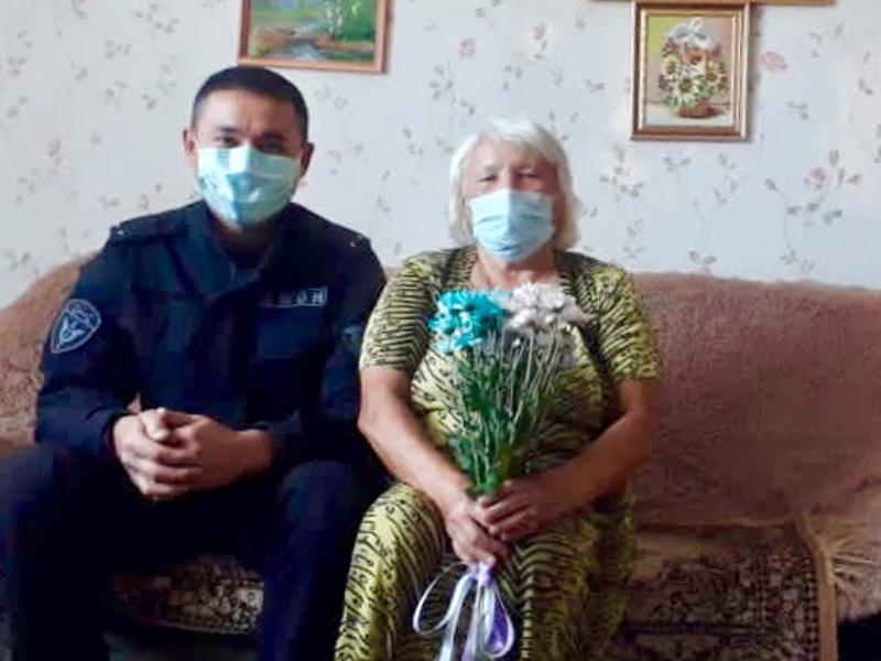 Сотрудники иркутского ОМОН Росгвардии навестили мать погибшего сослуживца