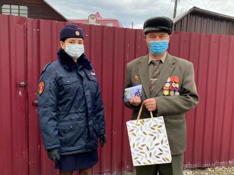 Росгвардейцы Республики Алтай навестили ветерана службы в преддверии профессионального праздника