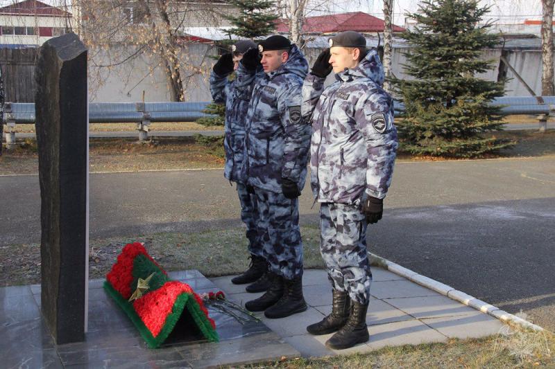 В Тюменской области росгвардейцы почтили память сотрудников органов внутренних дел, погибших при исполнении служебного долга