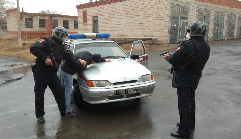 В Оренбуржье благодаря неравнодушию граждан росгвардейцы задержали жителя Гайского района, подозреваемого в ограблении женщины