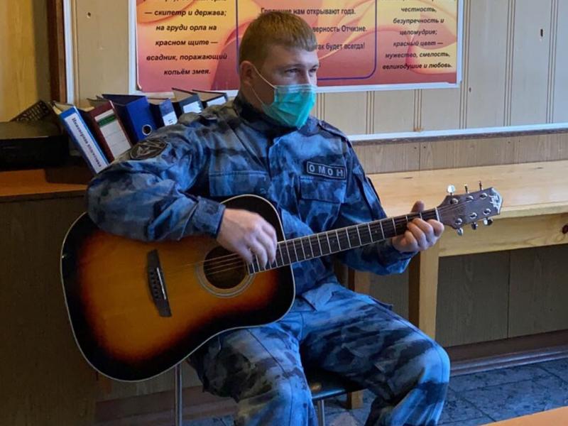 В Иркутской области сотрудник ОМОН исполняет музыкальные произведения про отряд на стихи собственного сочинения