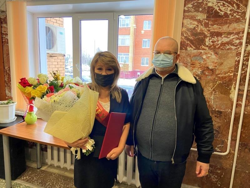 Владимир Семенов поздравил с юбилеем председателя Нефтеюганского районного общества инвалидов