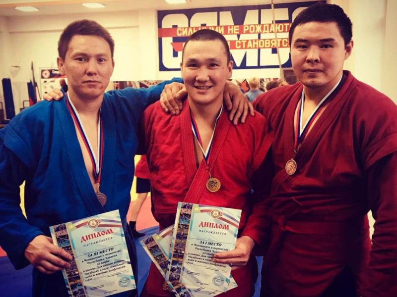 Сотрудники Росгвардии по Хакасии завоевали два «золота» на региональном турнире по самбо