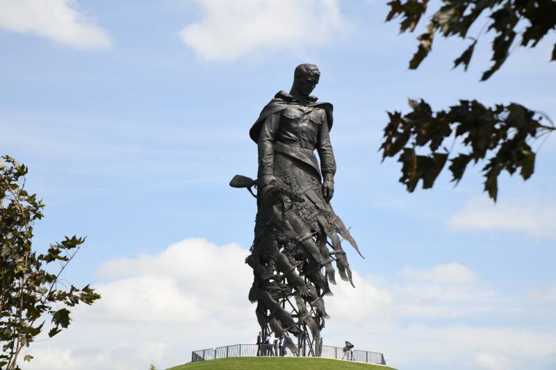 Символ мужества: памятник советскому солдату в Тверской области уже посетили сотни тысяч россиян