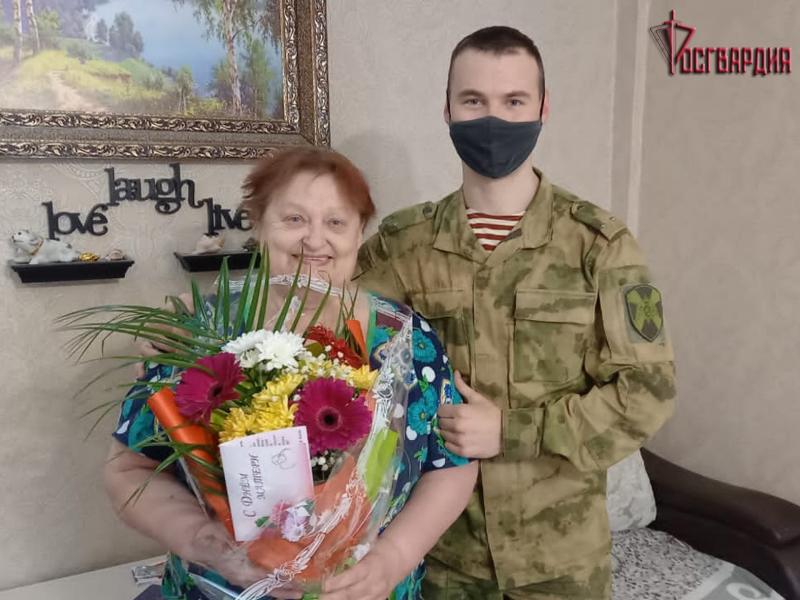 В Ангарске военнослужащие Росгвардии навестили матерей, погибших при исполнении служебного долга