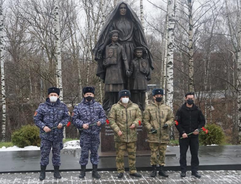 В День матери руководство регионального управления Росгвардии возложили цветы к памятнику солдатским матерям России