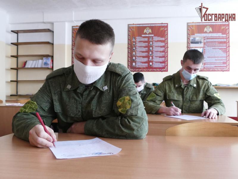 «Спасибо, мама!». Военнослужащие Росгвардии из Иркутской области написали поздравительные письма своим матерям