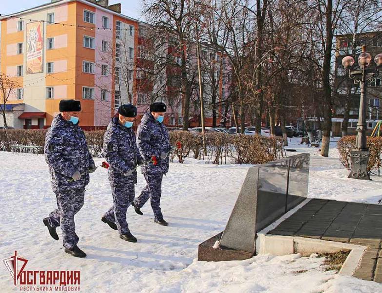 В День  Неизвестного солдата сотрудники Росгвардии по Республике Мордовия возложили цветы к памятнику павшим войнам  в годы Великой Отечественной войны в городе Рузаевка
