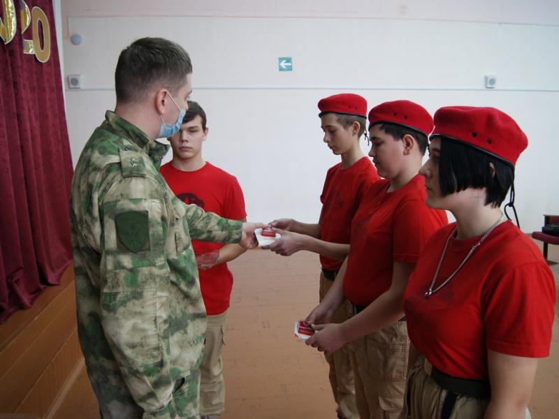 Военнослужащие Росгвардии по Хакасии вручили значки новоиспеченным юнармейцам