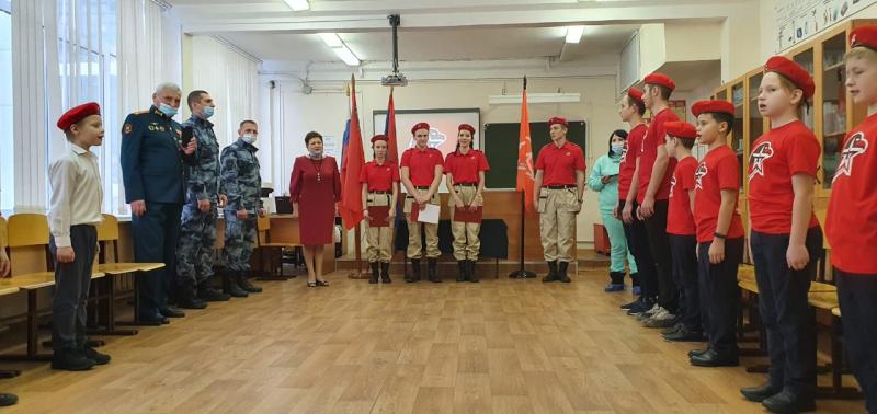 Сотрудники ОМОН «Русич» приняли участие в посвящении школьников в юнармейцы