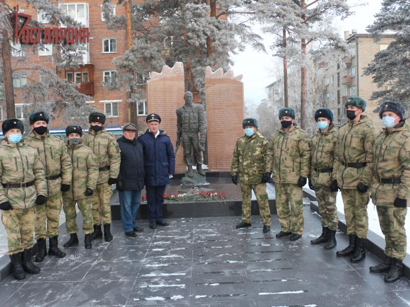 В Ангарске ветераны, сотрудники и военнослужащие Росгвардии почтили память Героев Отечества