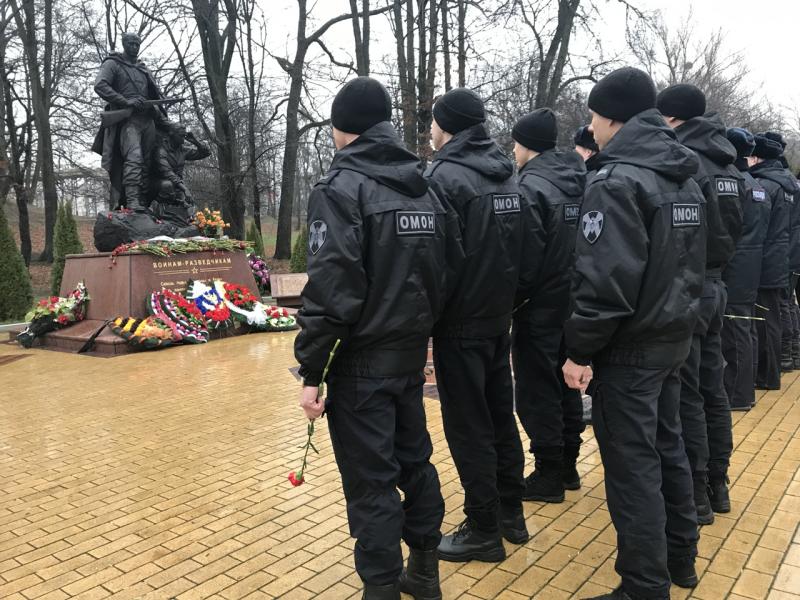 В Калининграде сотрудники Росгвардии почтили память Героев Отечества