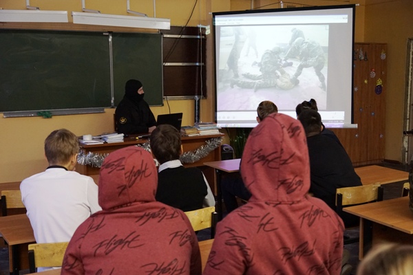 Сотрудники отдела специального назначения «Полярный волк» провели урок со старшеклассниками