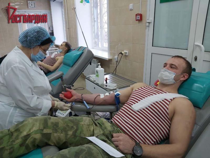 «Спешите делать добрые дела!». В Иркутской области военнослужащие Росгвардии сдали кровь для больных детей