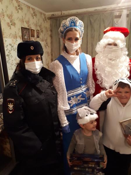 Полицейский Дед Мороз исполнил новогоднее желание Миши Тарасова