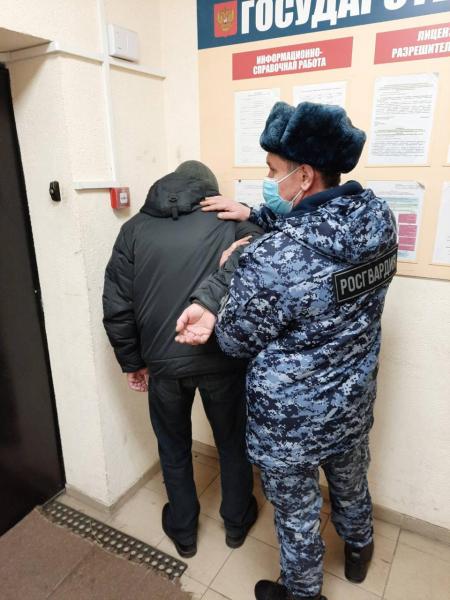 В Калининграде сотрудники Росгвардии задержали гражданина, который совершил кражу алкогольной продукции