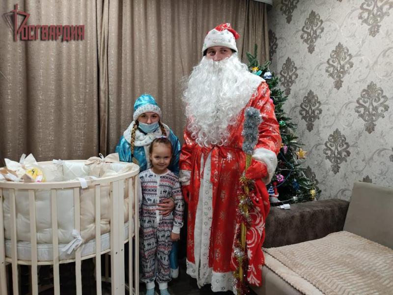 В Тулуне детей сотрудников Росгвардии поздравили с праздниками Дед Мороз и Снегурочка