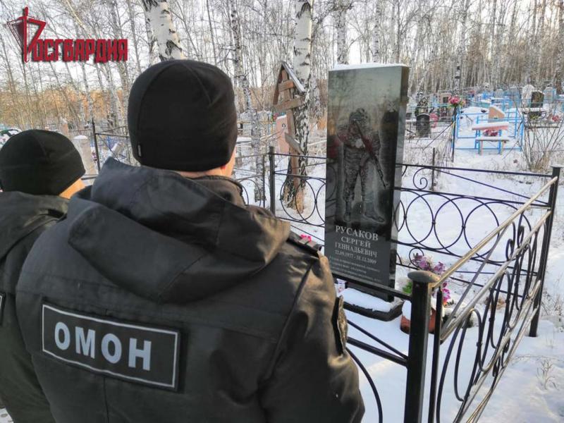 В Иркутске сотрудники ОМОН Росгвардии почтили память сослуживца, погибшего при исполнении служебного долга в Чеченской республике