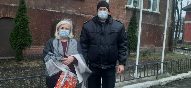 Офицеры калининградского ОМОН и СОБР поздравили матерей и вдов погибших сотрудников с новогодними праздниками