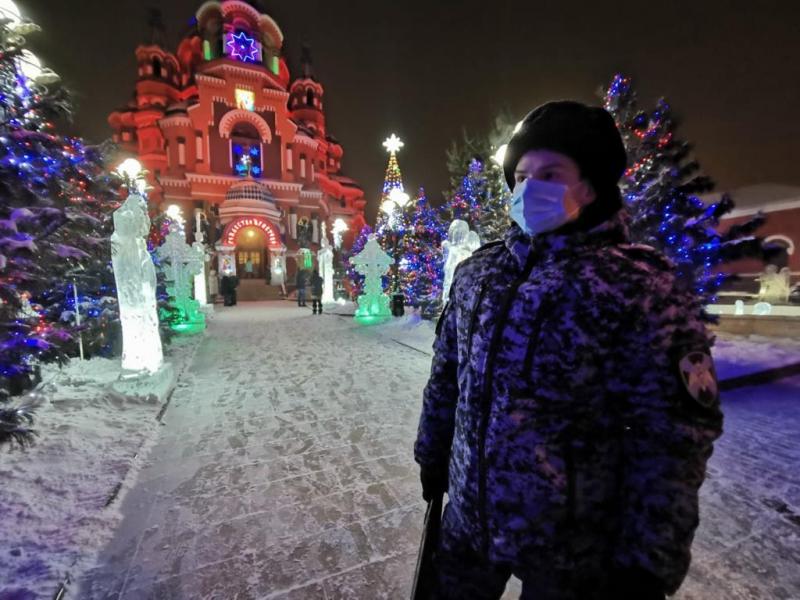Сотрудники и военнослужащие Росгвардии обеспечивают охрану общественного  порядка во время празднования Рождества Христова