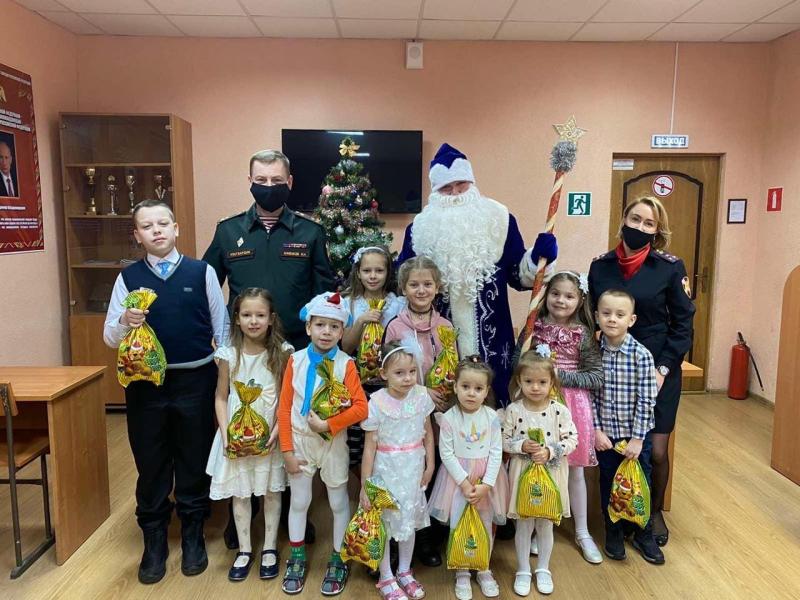 В Калининграде росгвардейский Дед Мороз поздравил детей сотрудников вневедомственной охраны с Новым годом