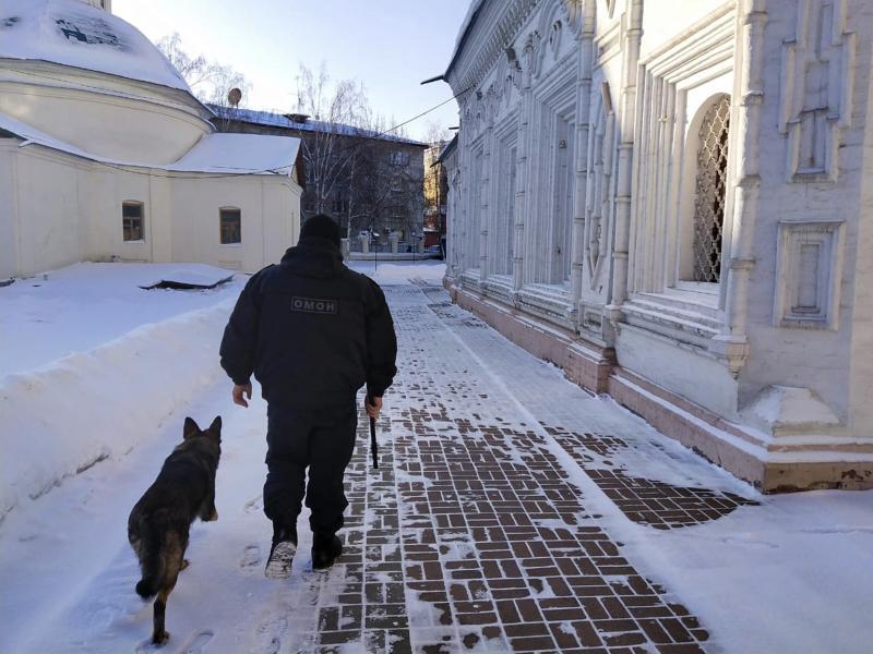 В преддверии празднования Крещения Господня сотрудники ОМОН Росгвардии проводят обследование храмов и церквей областного центра на предмет наличия взрывоопасных веществ
