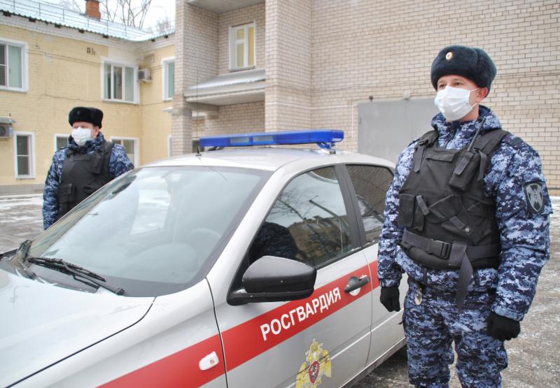 В Кирове росгвардейцы задержали подозреваемых в кражах из магазинов одной торговой сети