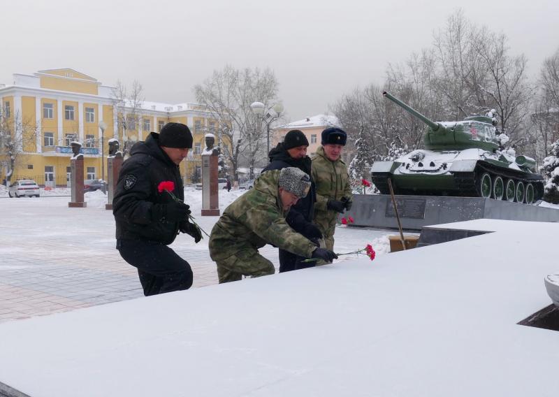 Начальник Управления Росгвардии по Республике Тыва возложил цветы в честь годовщины прорыва блокады Ленинграда