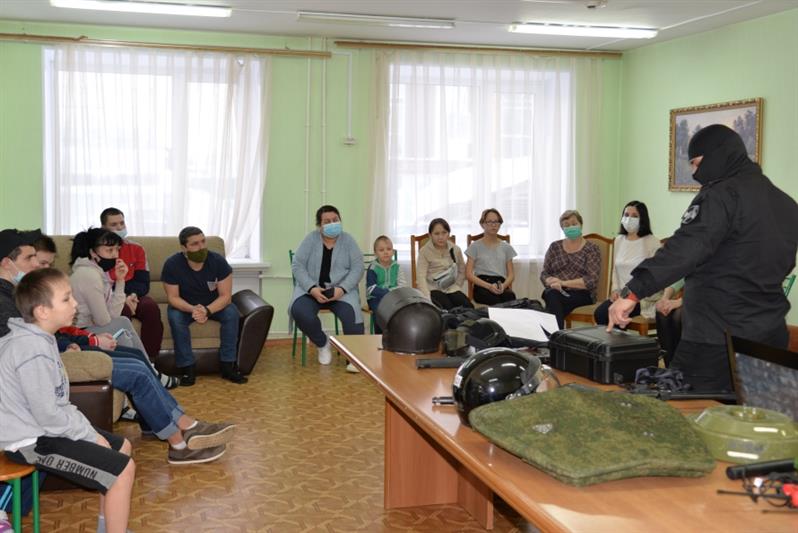 В Югре представители Росгвардии рассказали воспитанникам подшефного детского дома о блокаде Ленинграда