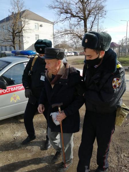 На Ставрополье сотрудники Росгвардии оказали помощь пожилому человеку