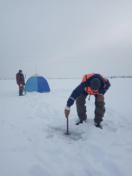 Спасатели ГКУ МО «Мособлпожспас» обследовали толщину льда на 62 водоемах