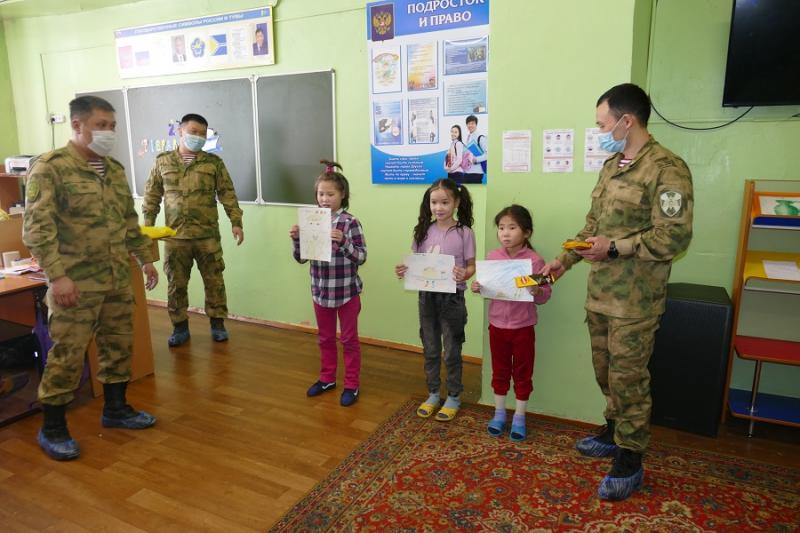В Туве в преддверии Дня защитника Отечества военнослужащие Росгвардии посетили Центр социальной помощи