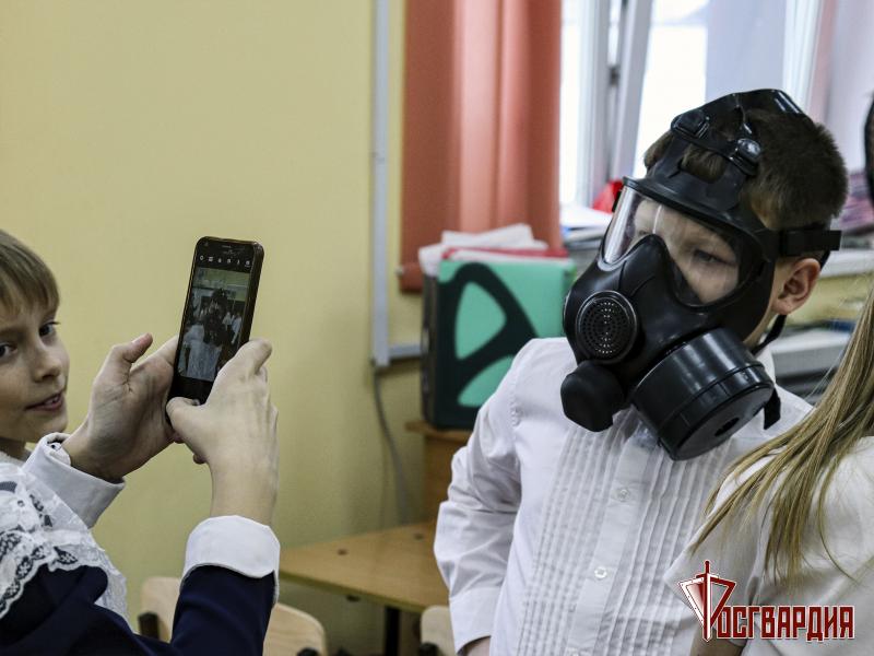 В Республике Алтай сотрудники Росгвардии провели Урок Мужества для учеников младших классов сельской школы