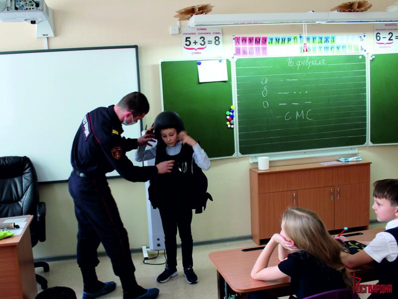 В Томской области росгвардейцы провели уроки мужества для томских школьников